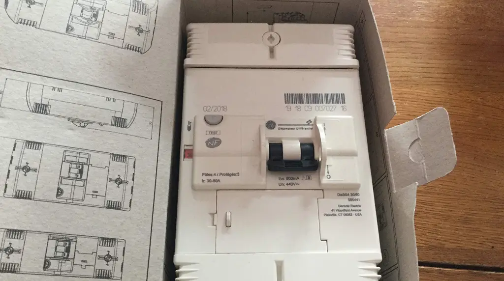 Disjoncteur de branchement EDF General Electric vérifié par un électricien à Saint-Nazaire