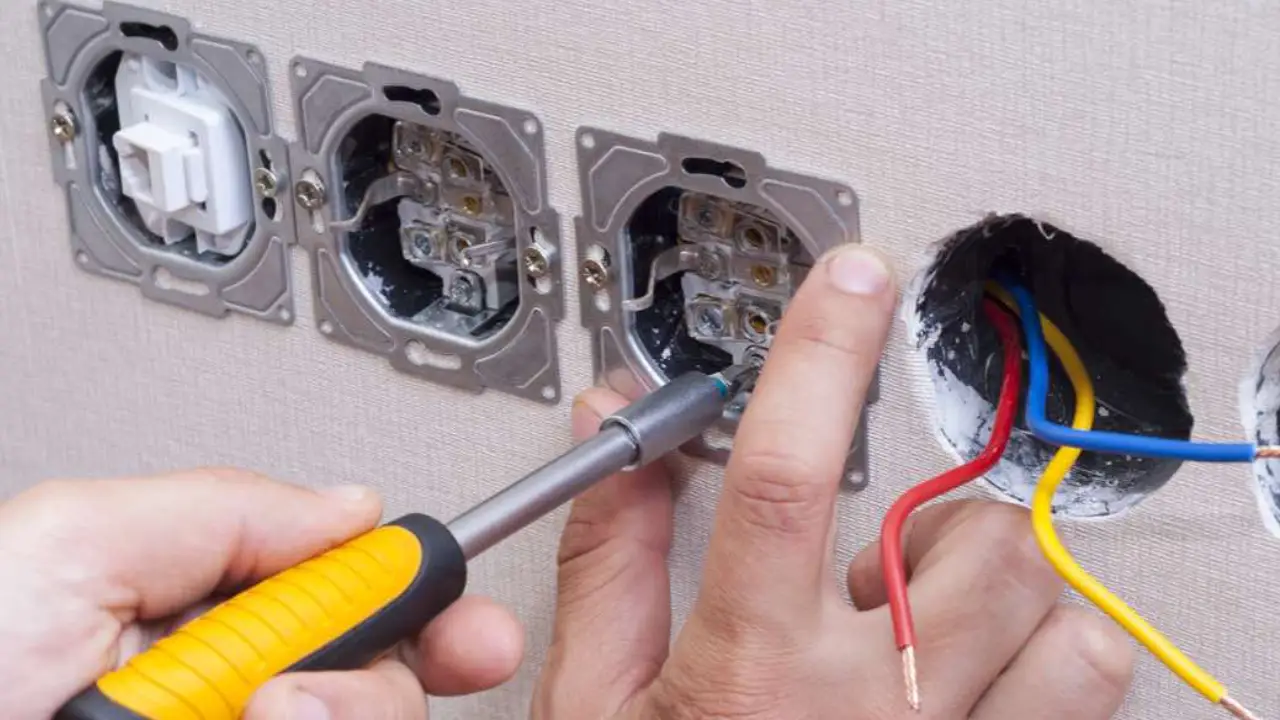 Installation de prise par un électricien à Rezé
