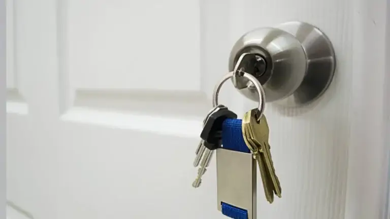 Serrurerie : clé sur verrou de porte en Loire-Atlantique